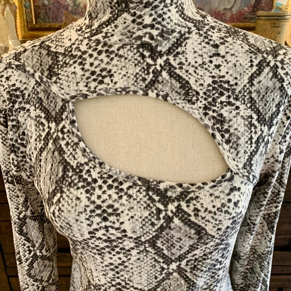 Faded Rose keyhole snake print top. - Picture 3 of 5